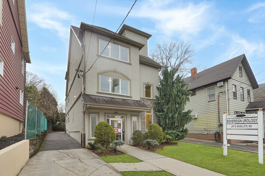 1086 Forest Ave, Staten Island, NY à louer - Photo de l’immeuble – Image 2 sur 27