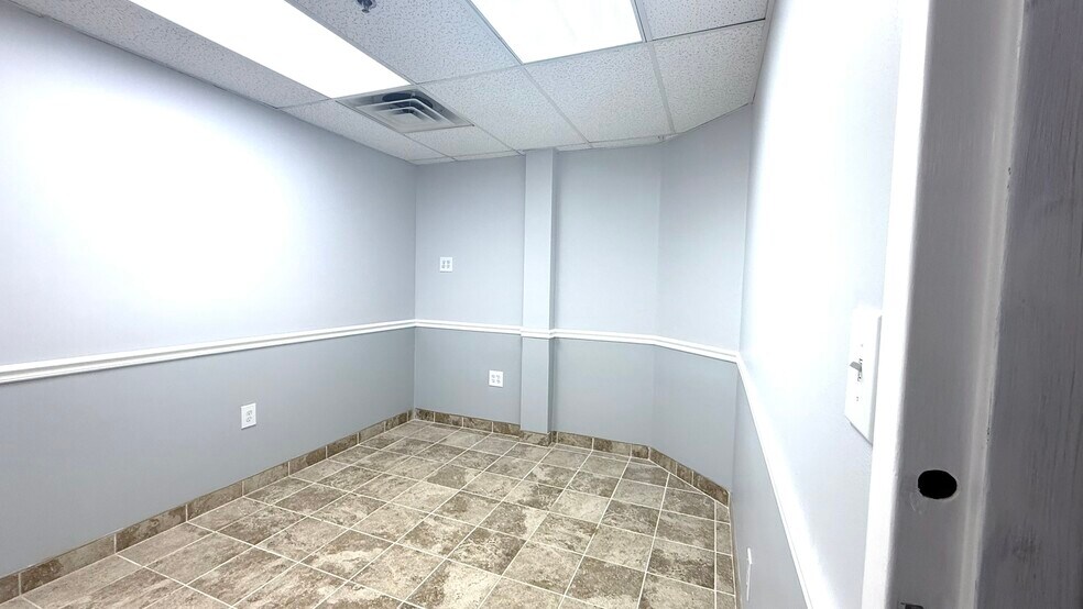 561 Cranbury Rd, East Brunswick, NJ à vendre - Photo de l’immeuble – Image 2 sur 41