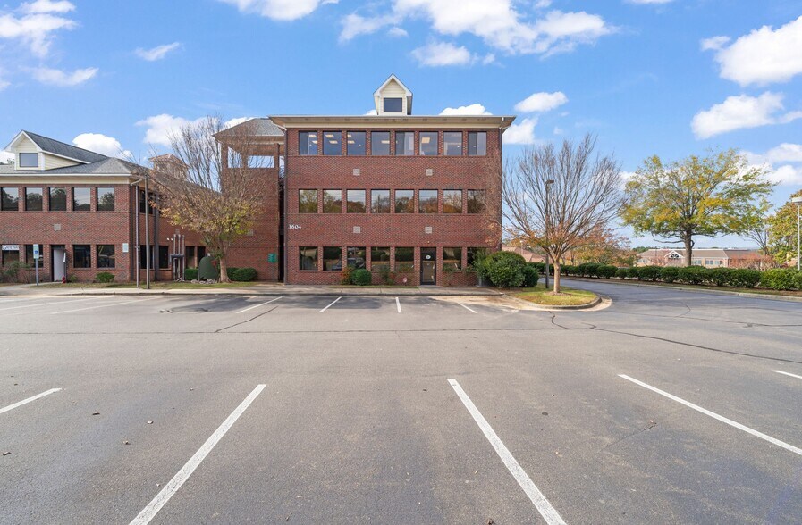 3604 Shannon Rd, Durham, NC à louer - Photo de l’immeuble – Image 2 sur 16