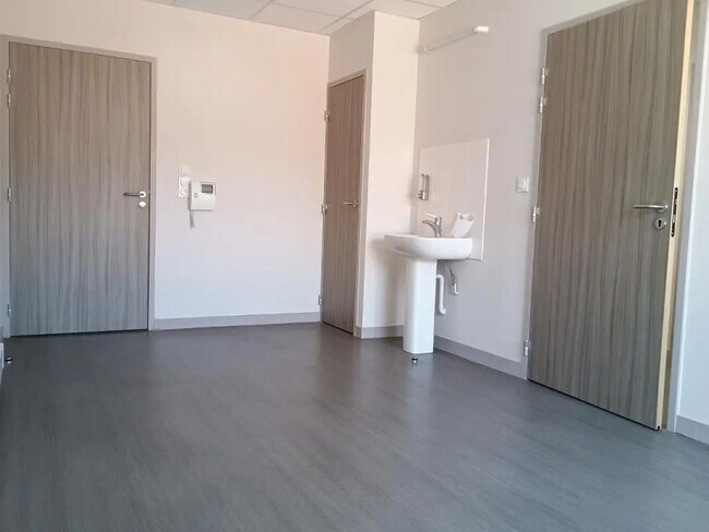 Plus de détails pour Local d'activités à louer