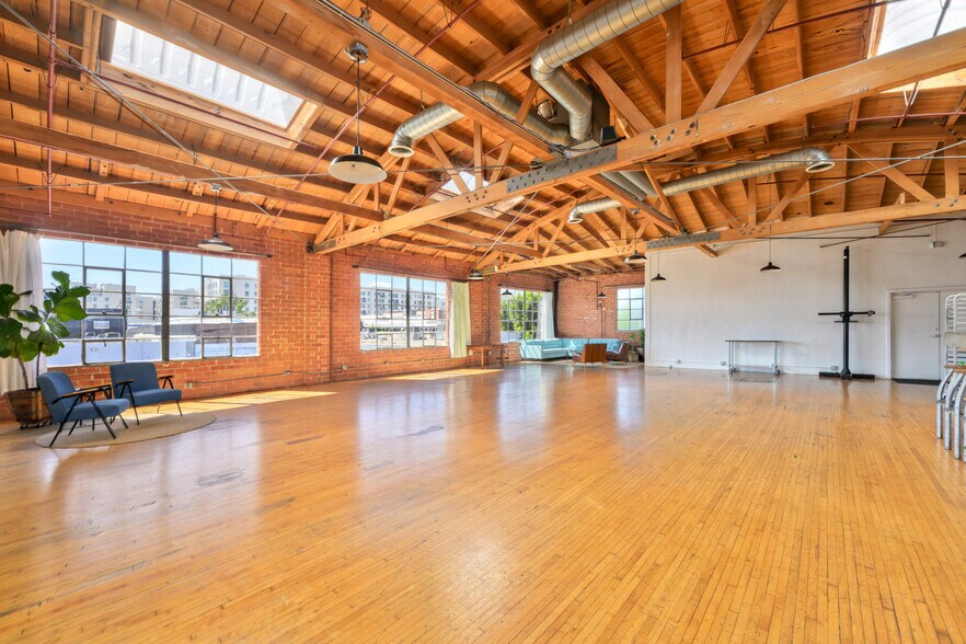 6535-6547 Santa Monica Blvd, Los Angeles, CA à louer - Photo de l’immeuble – Image 3 sur 9
