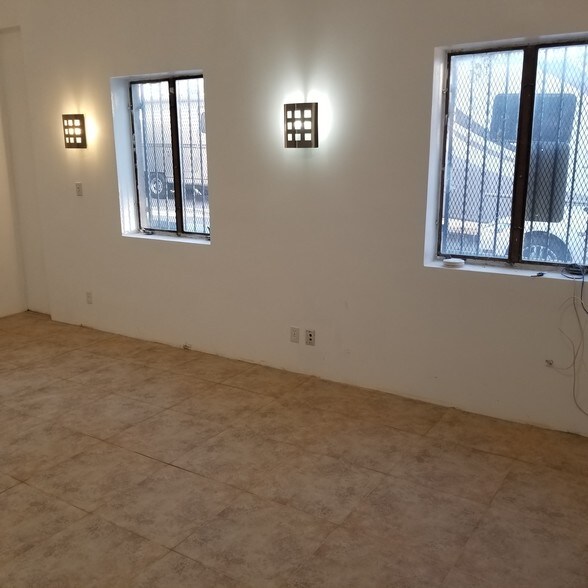 7746 Foothill Blvd, Tujunga, CA à vendre - Photo intérieure – Image 3 sur 14