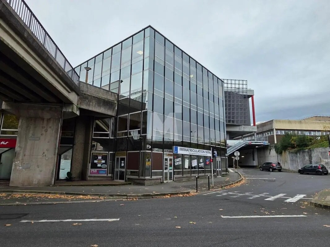 Bureau dans Évry-Courcouronnes à vendre Photo de l’immeuble– Image 1 sur 9