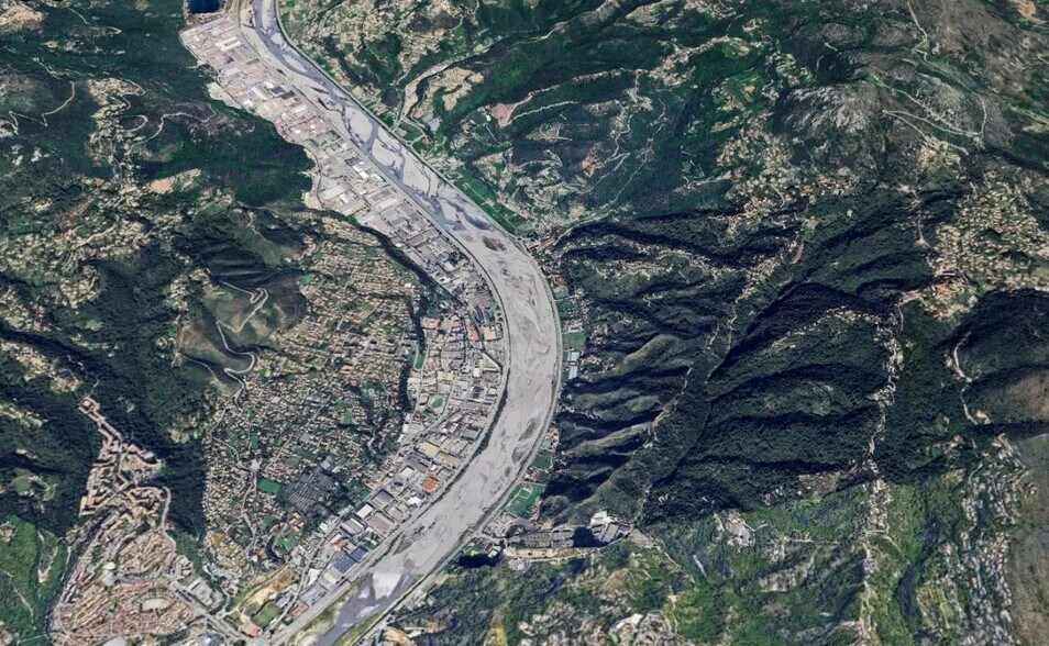 Local d'activités dans Carros à vendre - Photo de l’immeuble – Image 3 sur 5