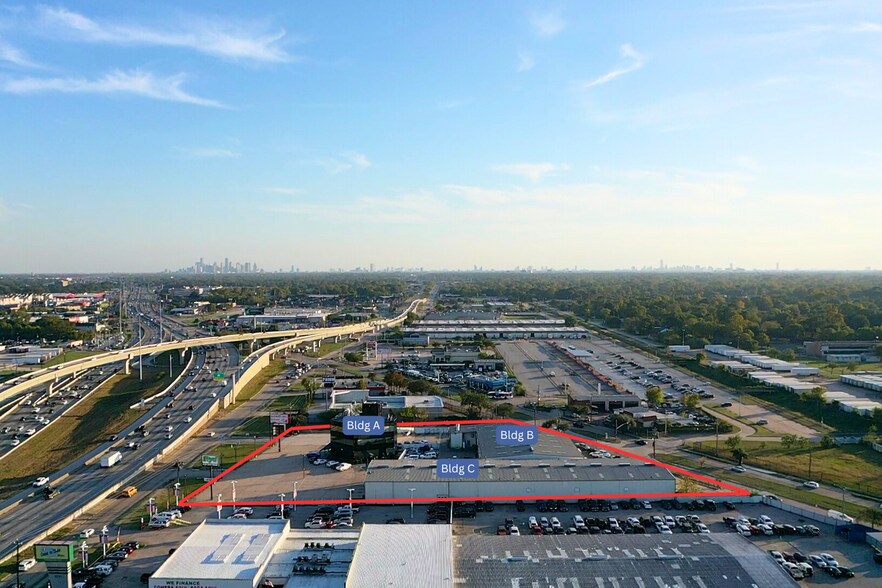 Full Service Dealership - 8245 N Freeway portefeuille de 3 biens à vendre sur LoopNet.fr - Photo de l’immeuble – Image 3 sur 28
