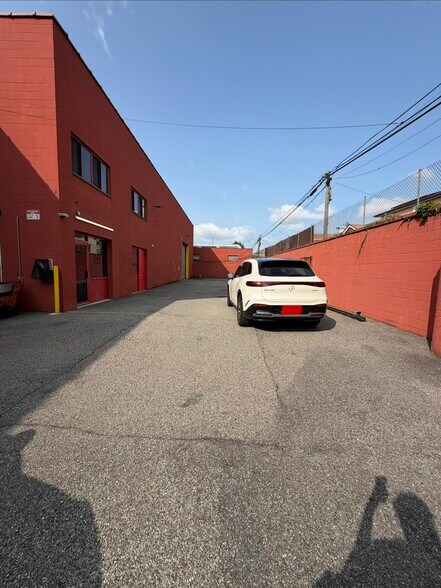 8843 76th Ave, Glendale, NY à vendre - Photo de l’immeuble – Image 3 sur 10