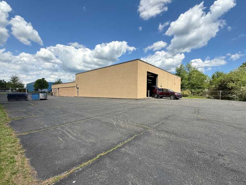 2075 Quaker Pointe Dr, Quakertown, PA à vendre - Photo de l’immeuble – Image 2 sur 6