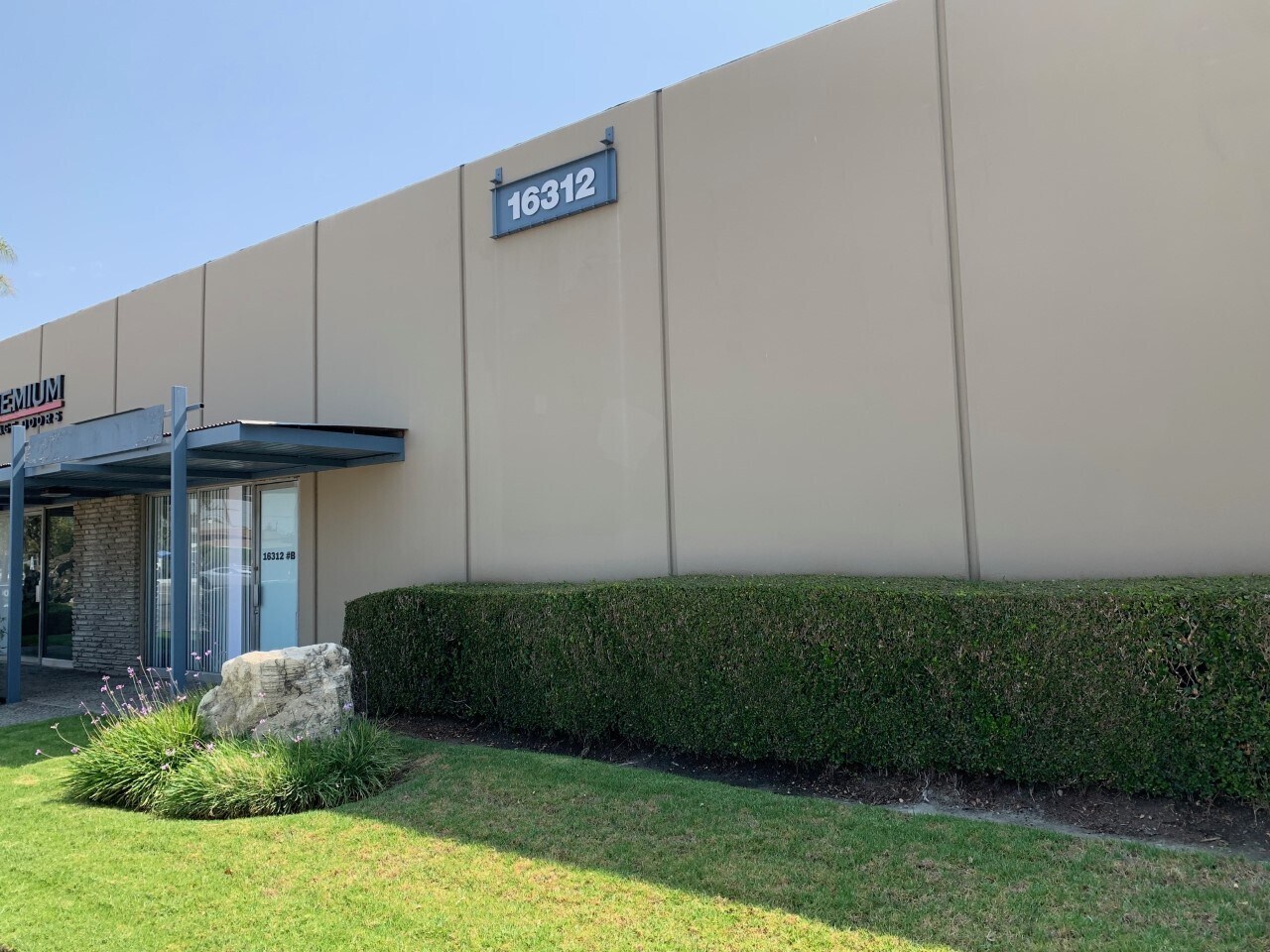 16312 Garfield Ave, Paramount, CA à louer Photo de l’immeuble– Image 1 sur 5