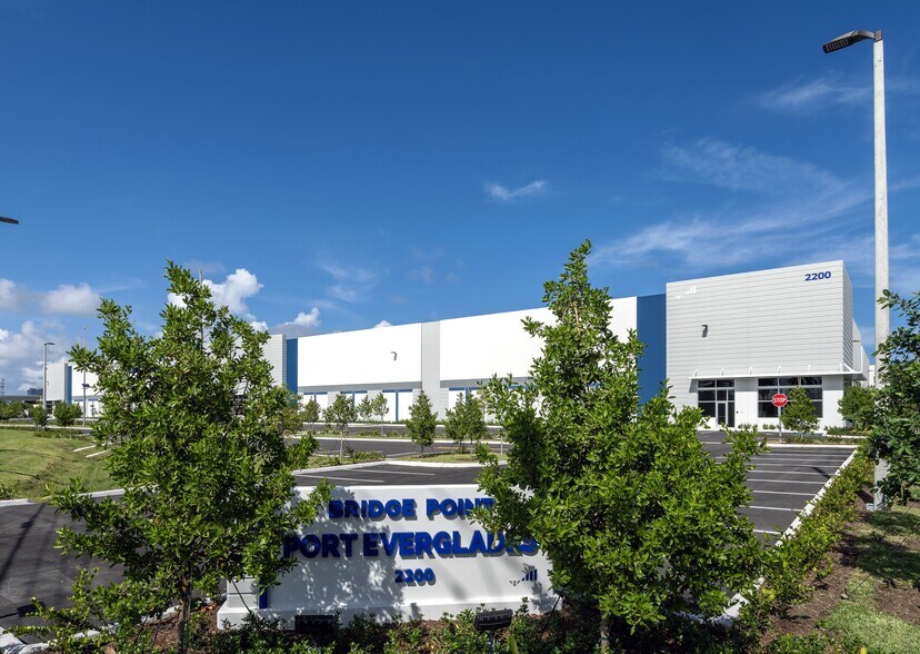 2200 NE 7th Ave, Dania Beach, FL à louer - Photo de l’immeuble – Image 3 sur 9