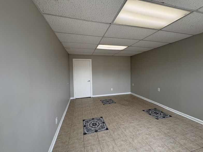 13329 Veterans Memorial Dr, Houston, TX à louer - Photo de l’immeuble – Image 3 sur 11