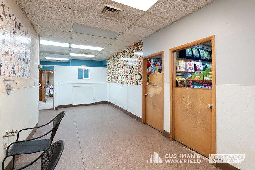 3525 Warren Rd, Cleveland, OH à vendre - Photo de l’immeuble – Image 3 sur 15