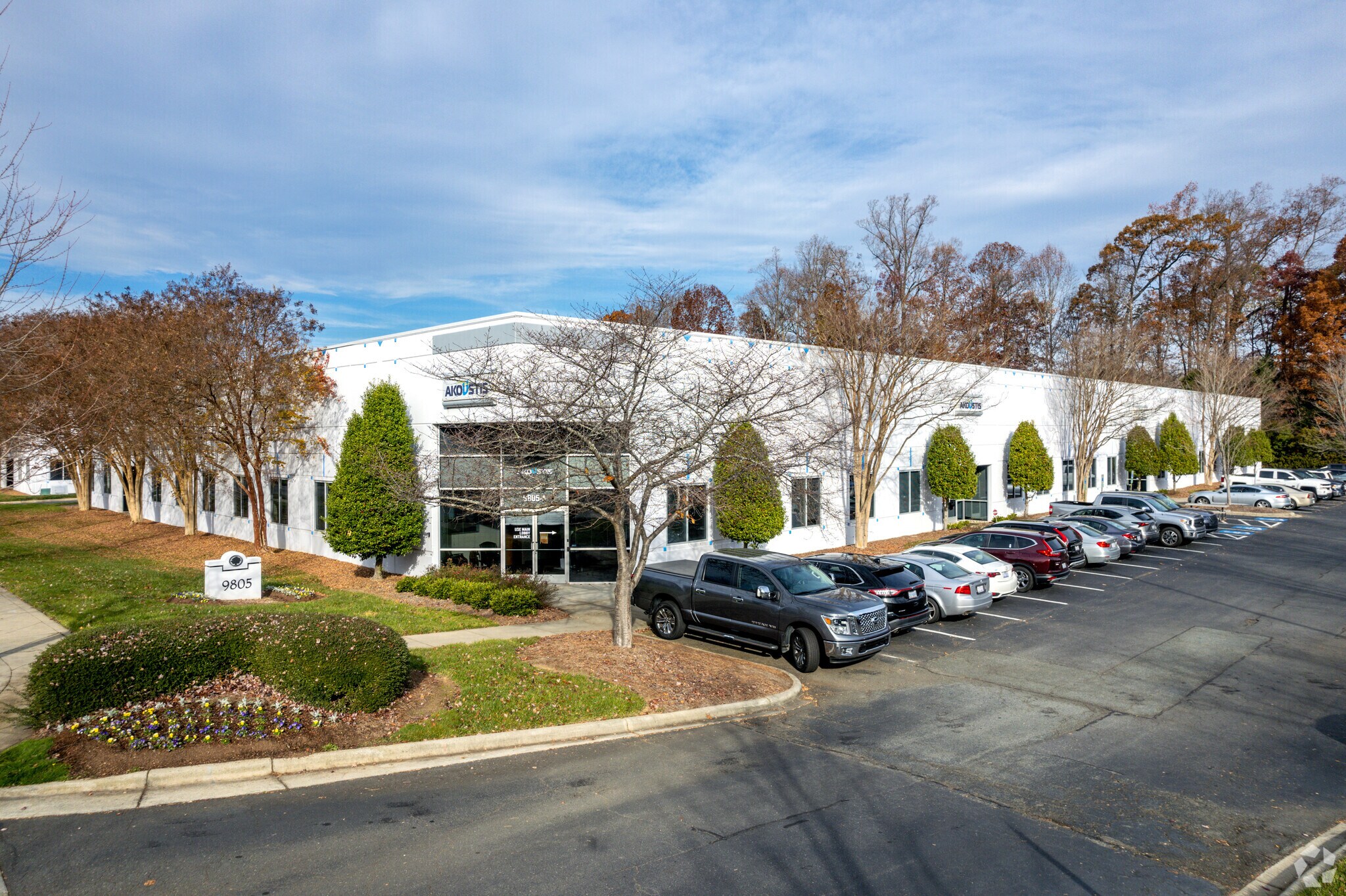 9805 Northcross Center Ct, Huntersville, NC à louer Photo principale– Image 1 sur 6