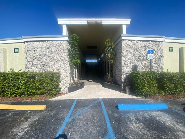 37-39 NW 166th St, Miami, FL à vendre - Photo principale – Image 1 sur 54