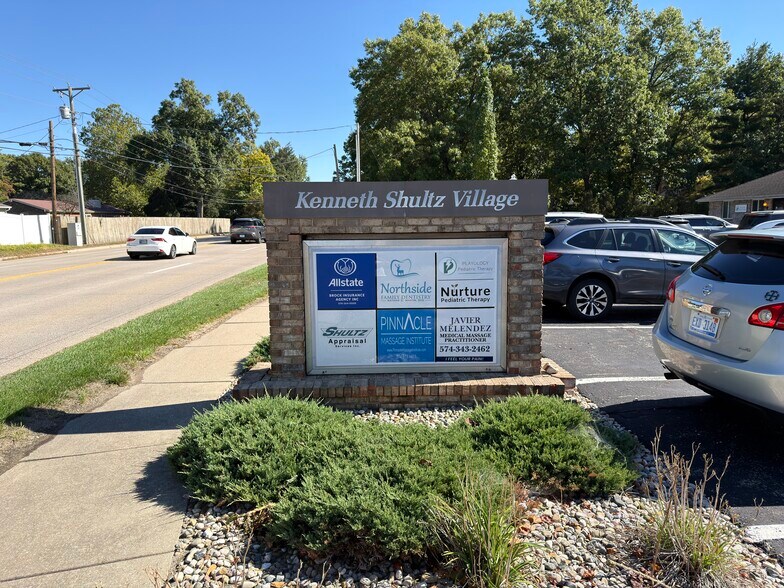 2801 Bristol St, Elkhart, IN à vendre - Photo de l’immeuble – Image 3 sur 11