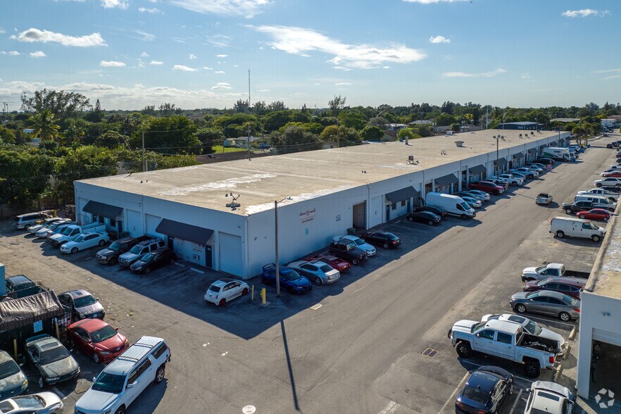 1900-2261 NW 29th St, Oakland Park, FL à louer - Photo de l’immeuble – Image 3 sur 10