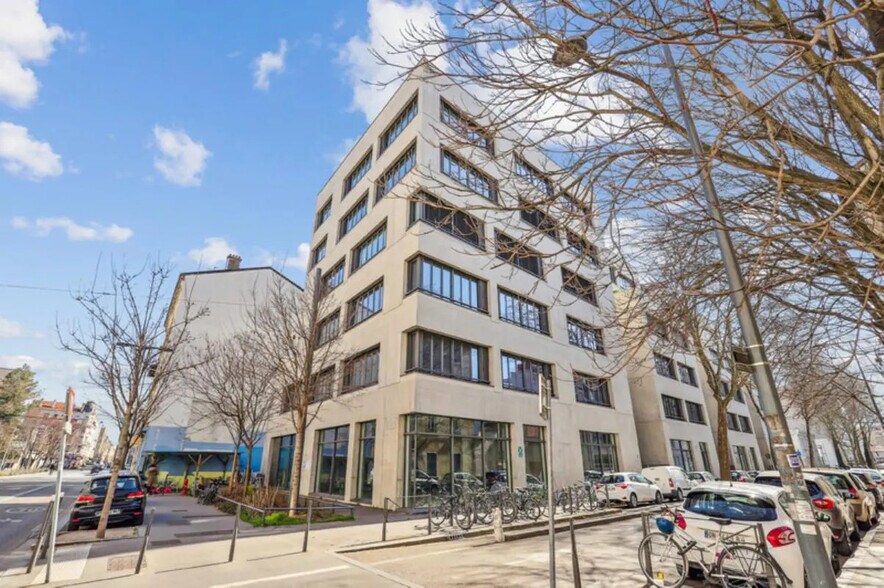 Local d’activités dans Villeurbanne à louer - Photo de l’immeuble – Image 2 sur 8