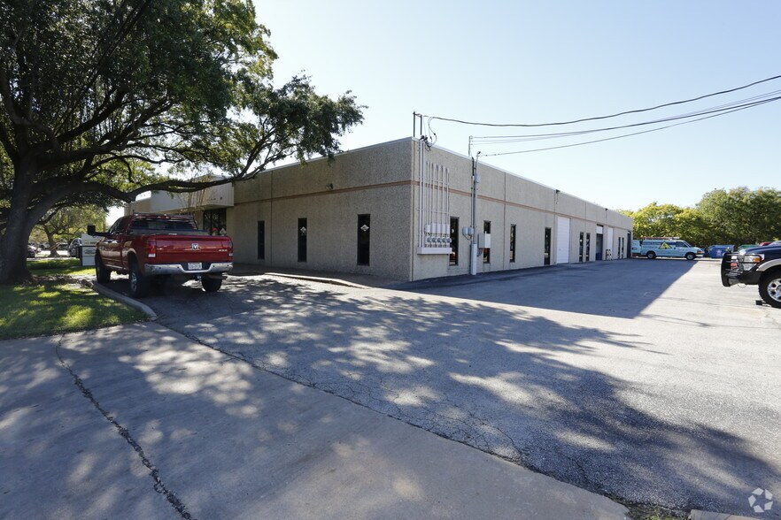 2211 Denton Dr, Austin, TX à louer - Photo principale – Image 1 sur 7