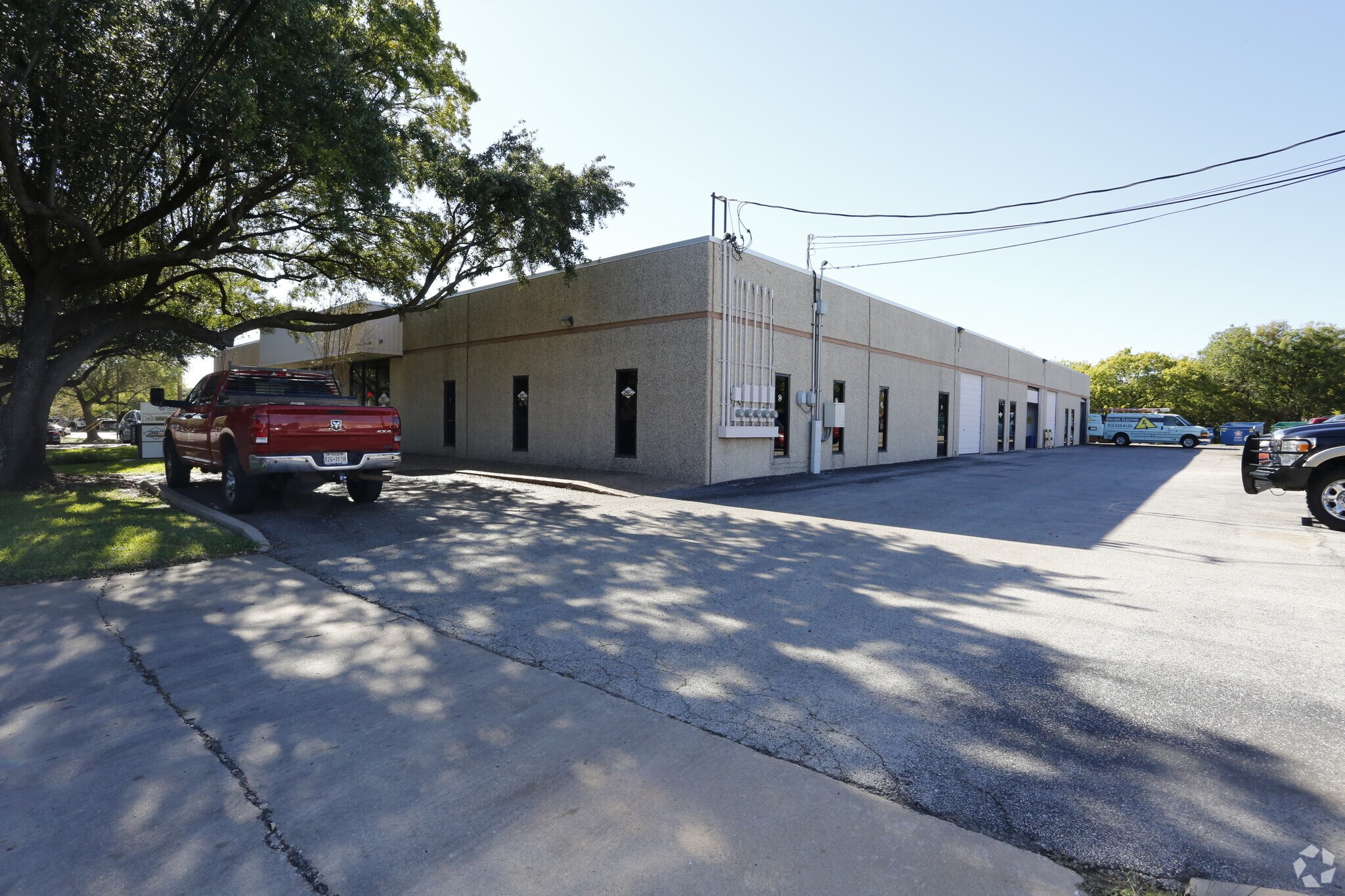 2211 Denton Dr, Austin, TX à louer Photo principale– Image 1 sur 8
