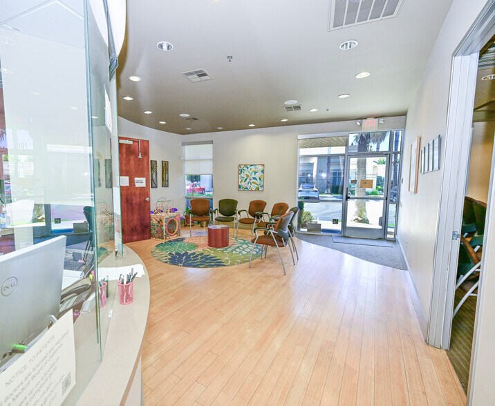 7055 N Chestnut Ave, Fresno, CA à vendre - Photo de l’immeuble – Image 2 sur 21