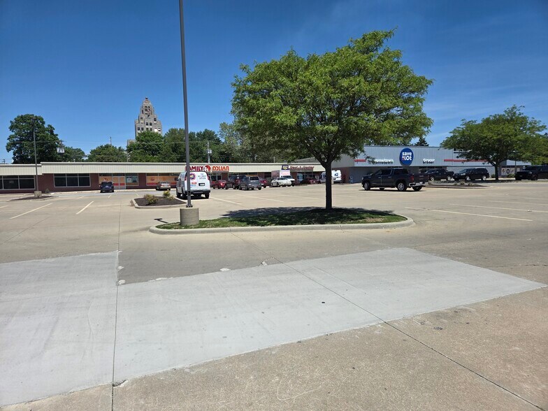 2200 E William St, Decatur, IL à louer - Photo principale – Image 1 sur 8