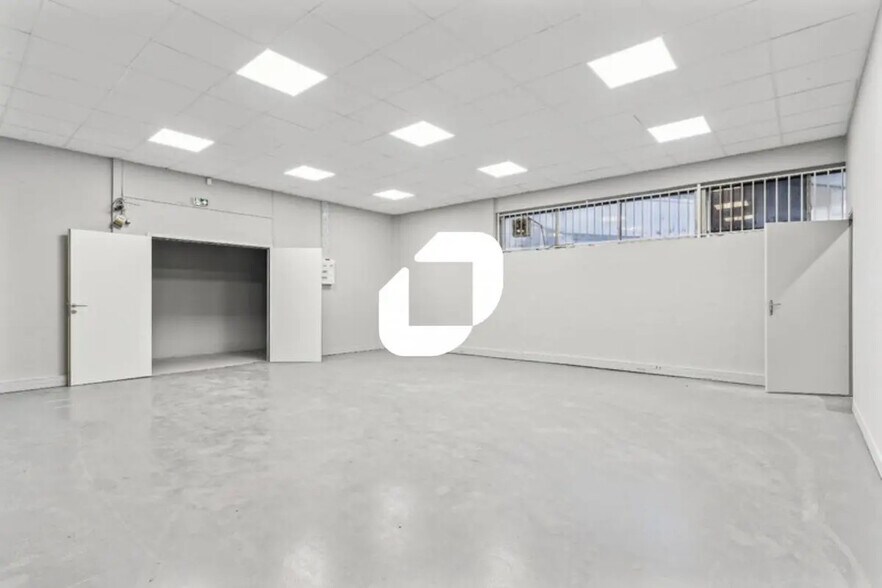 Local d’activités dans Noisy-le-Grand à louer - Photo de l’immeuble – Image 3 sur 14