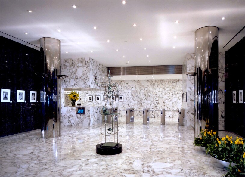 1350 Avenue of the Americas, New York, NY à louer - Hall d’entrée – Image 2 sur 9