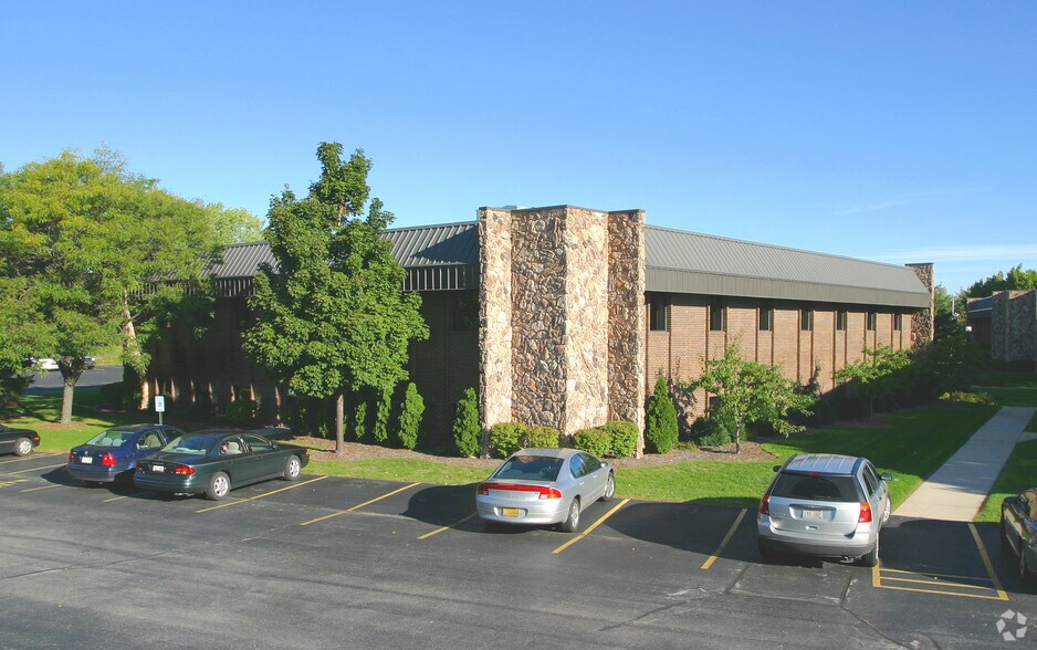 2511 N 124th St, Brookfield, WI à louer - Photo de l’immeuble – Image 2 sur 2