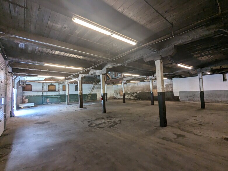 292 E School St, Woonsocket, RI à louer - Photo de l’immeuble – Image 3 sur 8