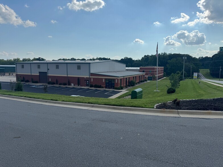 8015 Thorndike Rd, Greensboro, NC à vendre - Photo de l’immeuble – Image 2 sur 6
