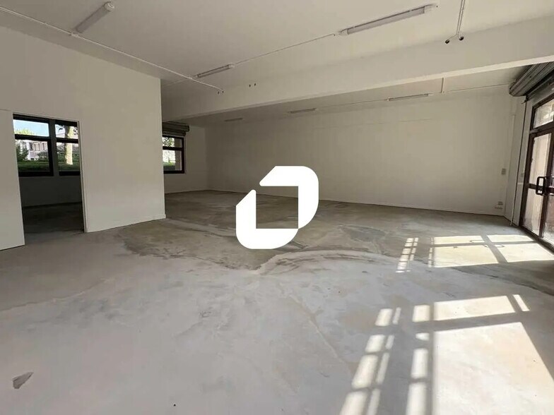 Local d’activités dans Voisins-le-Bretonneux à louer - Photo de l’immeuble – Image 3 sur 10