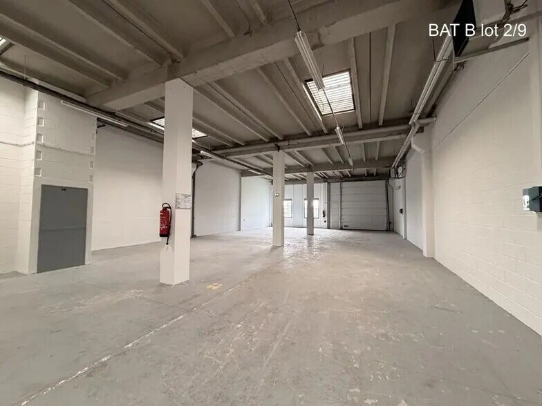 Local d'activités dans Saint-Quentin-Fallavier à vendre - Photo de l’immeuble – Image 3 sur 26