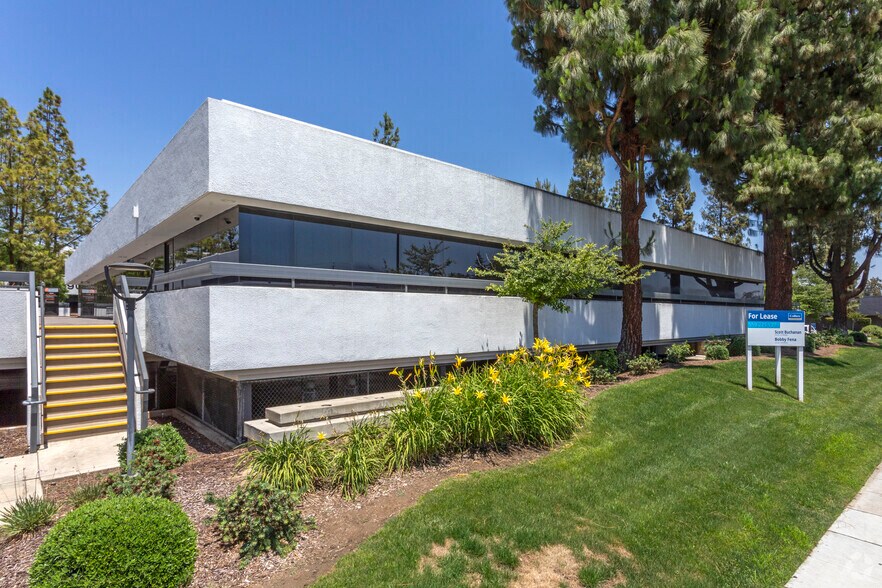 1680 W Shaw Ave, Fresno, CA à louer - Photo principale – Image 2 sur 2