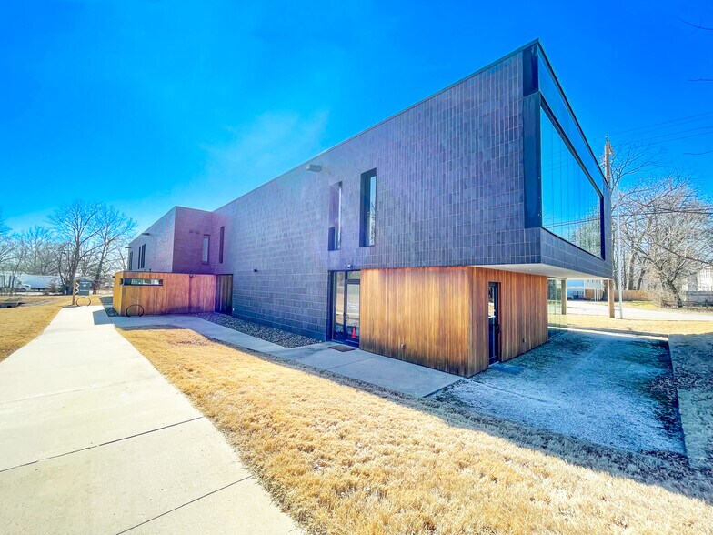 1011 SW A St, Bentonville, AR à louer - Photo de l’immeuble – Image 3 sur 4