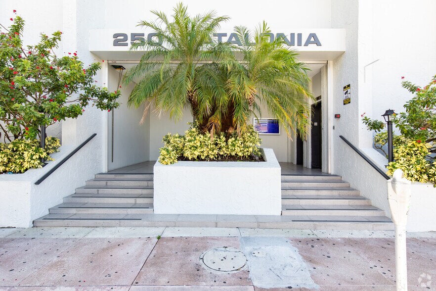250 Catalonia Ave, Coral Gables, FL à louer - Photo de l’immeuble – Image 3 sur 29
