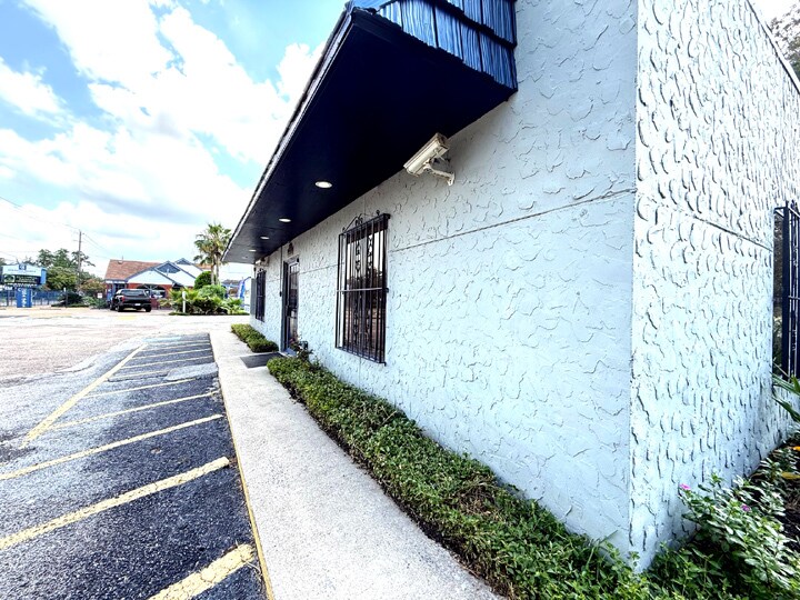 5311 Irvington Blvd, Houston, TX à louer - Photo de l’immeuble – Image 3 sur 9