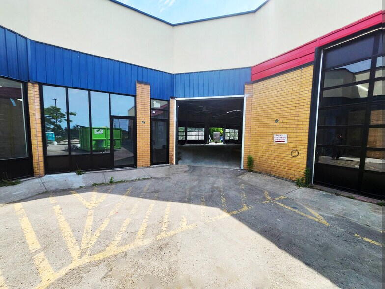 195 Westney Rd S, Ajax, ON à louer - Photo de l’immeuble – Image 2 sur 4