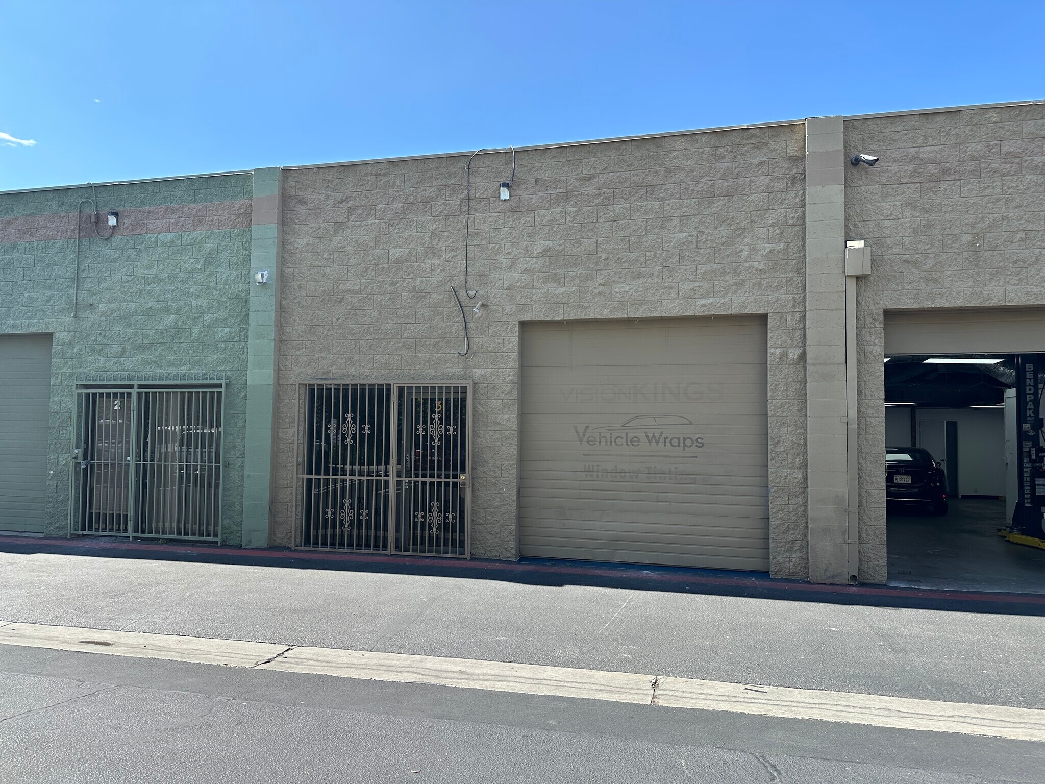 9340 Corbin Ave, Northridge, CA à louer Photo de l’immeuble– Image 1 sur 2