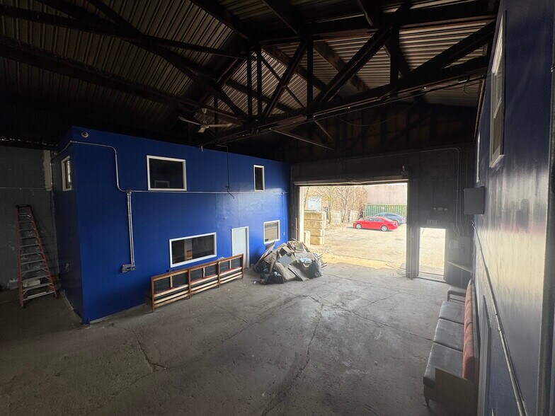 349 Union Ave, Westbury, NY à louer - Photo de l’immeuble – Image 3 sur 6