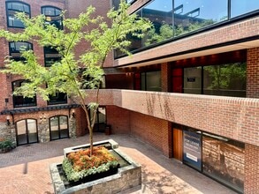 1054-1066 31st St NW, Washington, DC à louer Photo de l’immeuble– Image 2 sur 12
