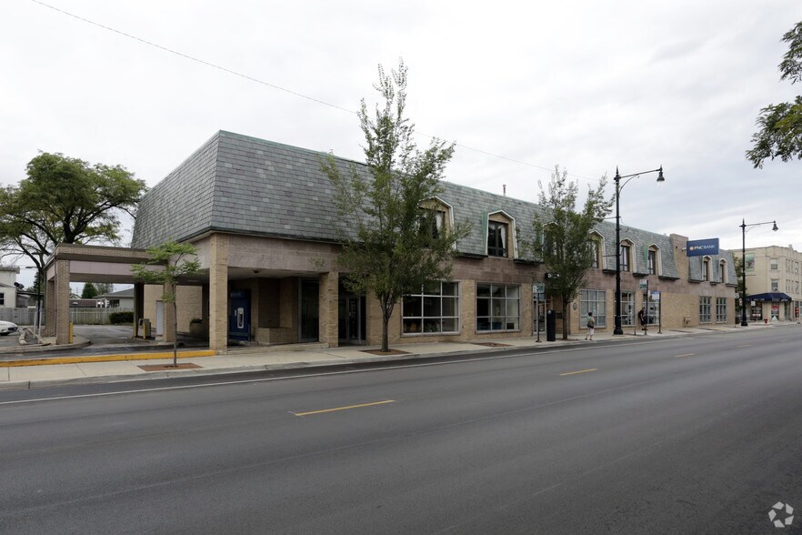 5455 W Belmont Ave, Chicago, IL à vendre - Photo de l’immeuble – Image 2 sur 6