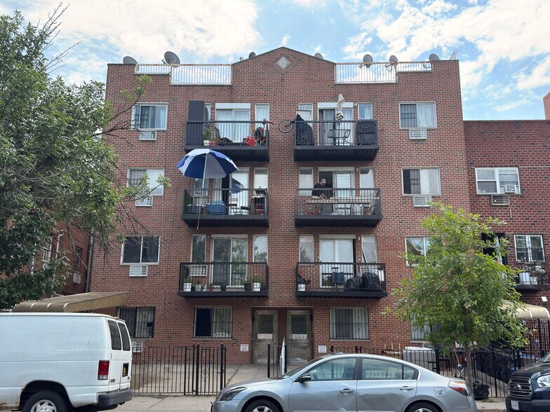 4512 111th St, Corona, NY à vendre - Photo de l’immeuble – Image 1 sur 8
