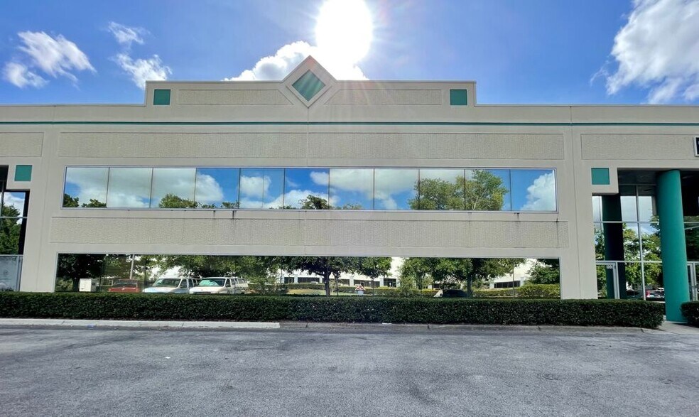 7507 Kingspointe Pkwy, Orlando, FL à louer - Photo de l’immeuble – Image 3 sur 8