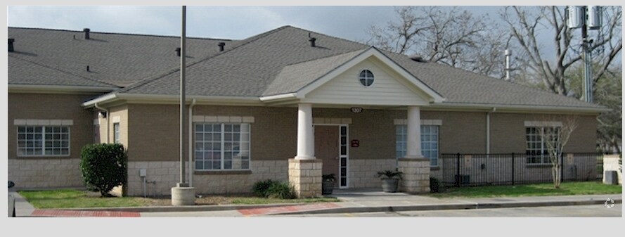 2112 Regional Medical Dr, Wharton, TX à louer - Photo de l’immeuble – Image 2 sur 2