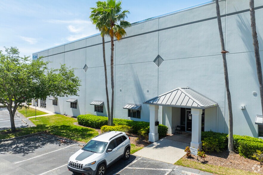 4720 Oak Fair Blvd, Tampa, FL à louer - Photo de l’immeuble – Image 3 sur 6