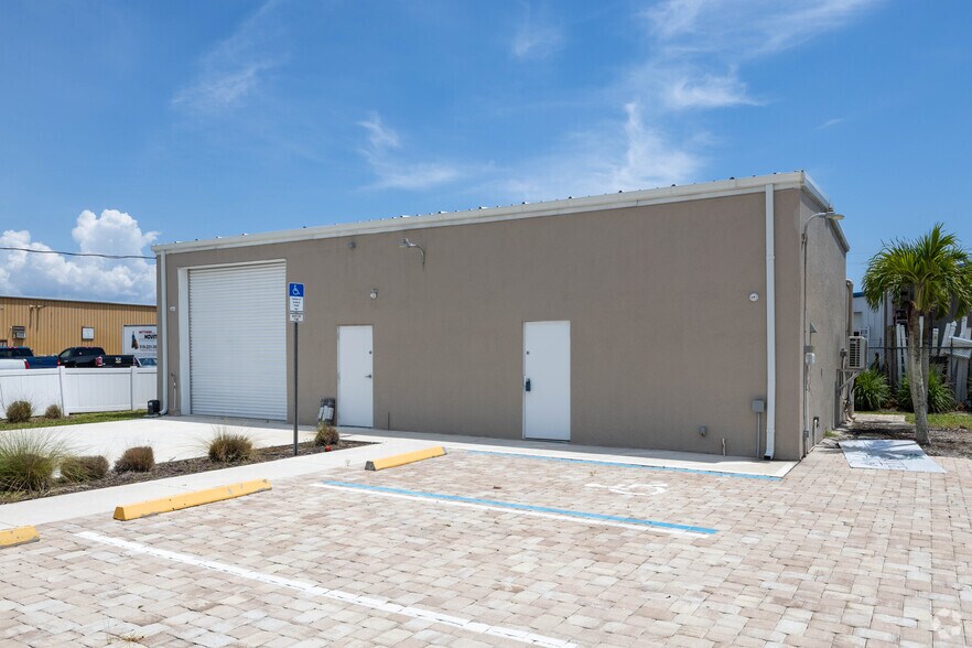 121 E McKenzie St, Punta Gorda, FL à vendre - Photo principale – Image 1 sur 17