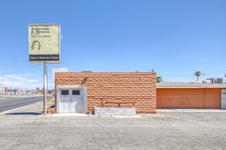 2211 Paradise Rd, Las Vegas, NV à louer Photo de l’immeuble– Image 1 sur 31