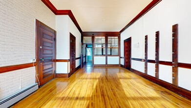 42 W Main St, Riverhead, NY à louer Photo intérieure– Image 1 sur 7