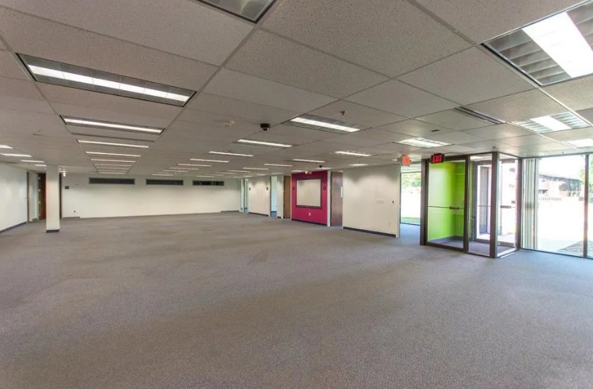 27335 W 11 Mile Rd, Southfield, MI à vendre - Photo de l’immeuble – Image 3 sur 9