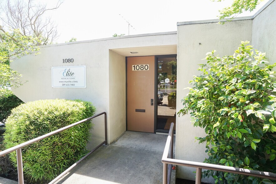 1060-1080 Delbon Ave, Turlock, CA à louer - Photo principale – Image 1 sur 11