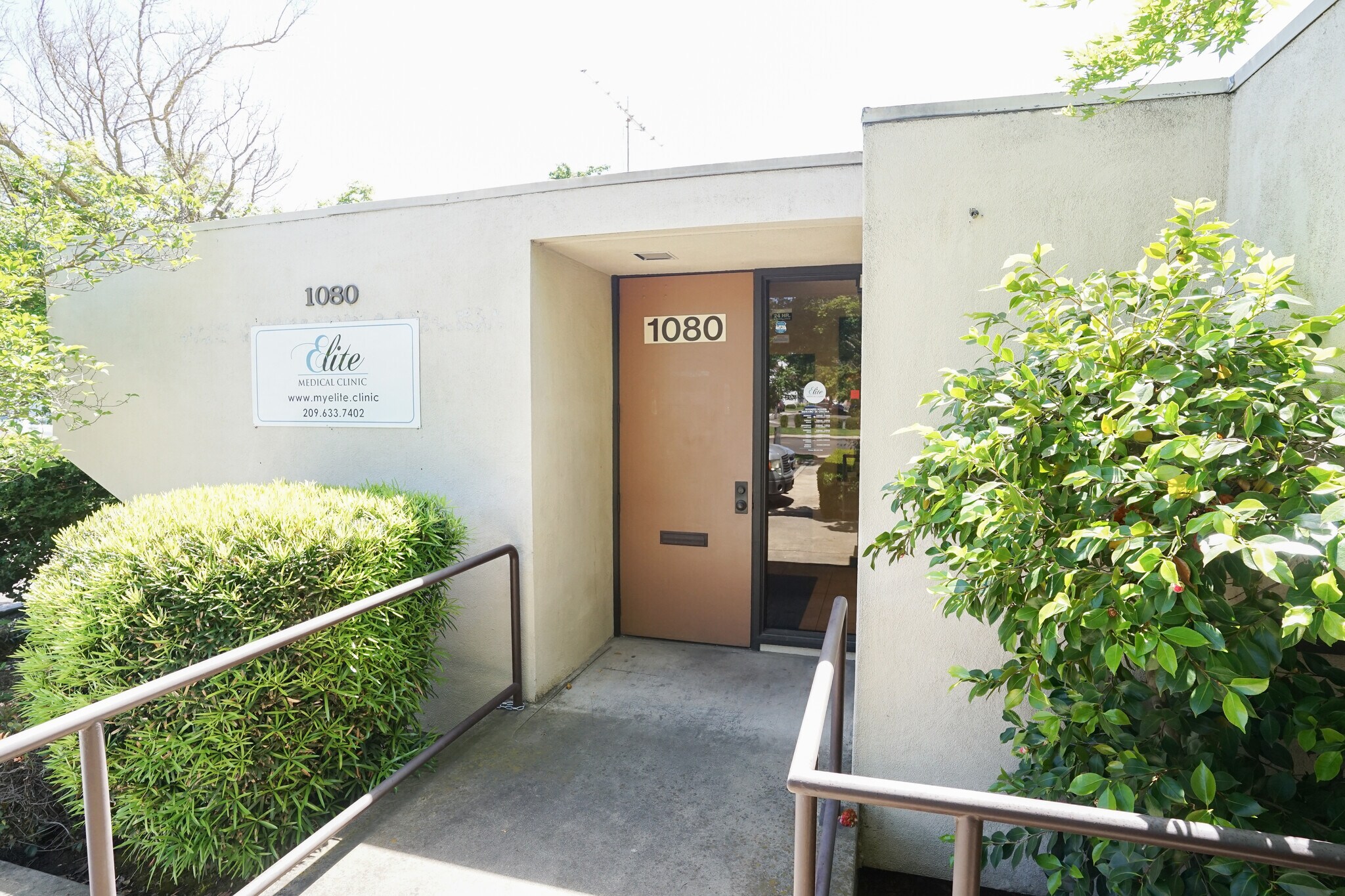 1060-1080 Delbon Ave, Turlock, CA à louer Photo principale– Image 1 sur 12